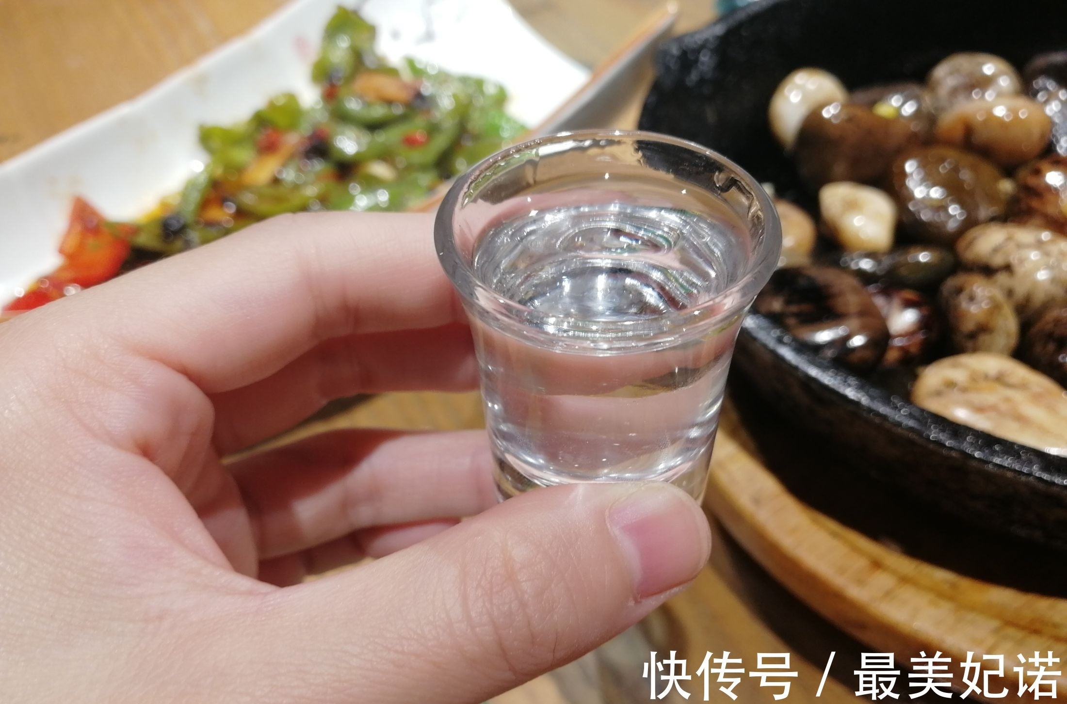 琥珀光#原创七言绝句《酒》,全诗没有一句带“酒”字,但每句都有酒意