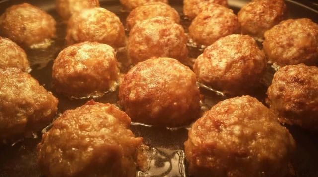 炸丸子,外行用淀粉换成这2样,丸子外酥里嫩,松软Q弹,真香
