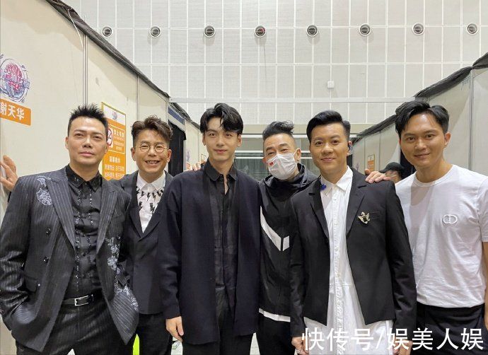 哥哥們消防直播唱紅歌，張智霖唱的聲情并茂，陳小春跟不上節奏