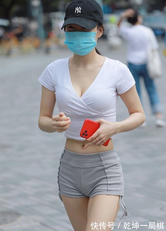 身材高挑|年轻漂亮的小姐姐，时尚地穿着V领吊带和短裤，尽显魅力