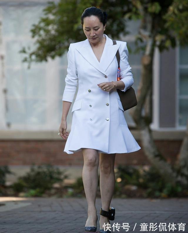 土褐色 孟晚舟终于走出别墅!穿修身针织衫腰身立显,搭配丝巾眼神太霸气