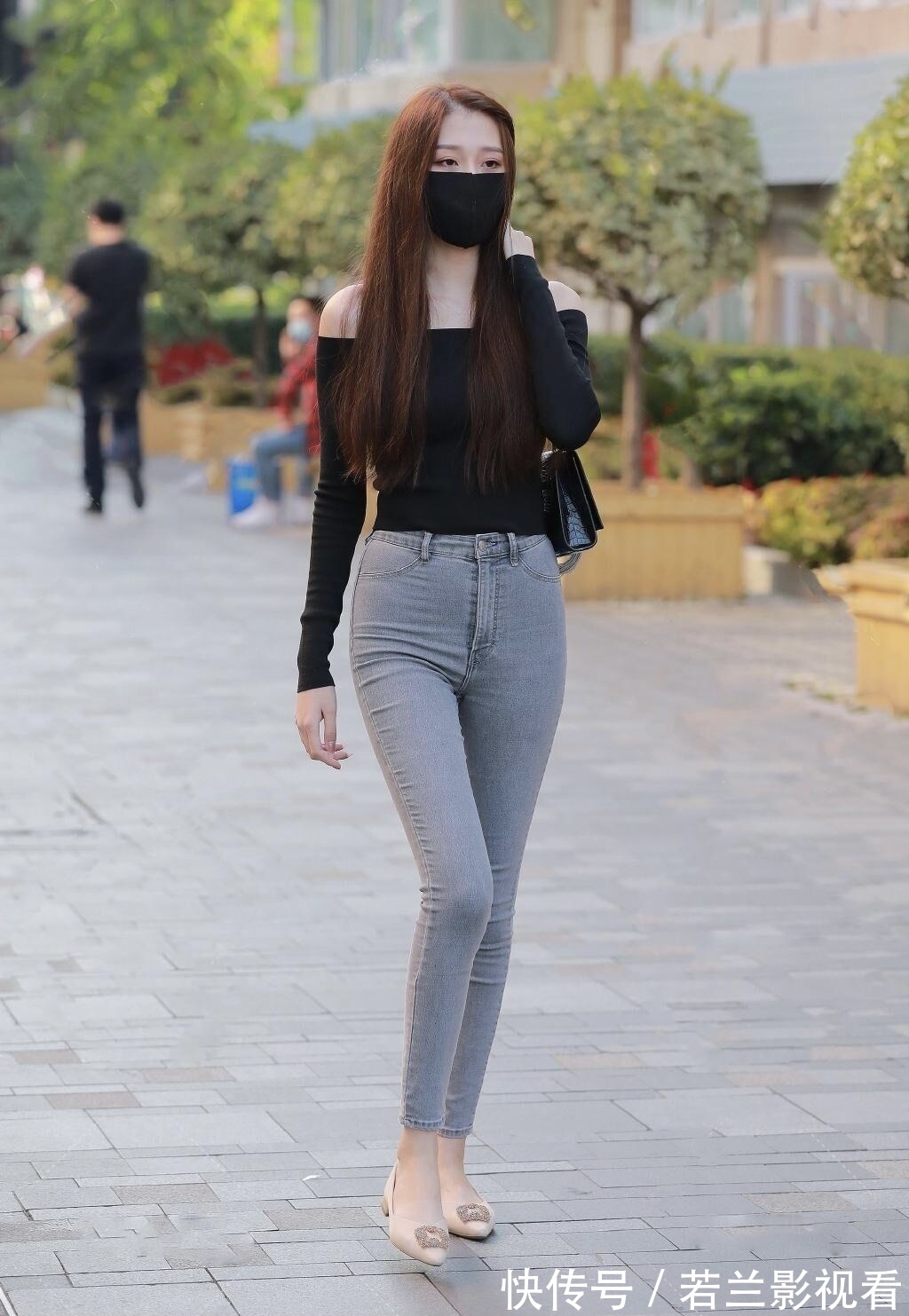 穿搭|又火了一种新穿法，“牛仔裤+奶奶鞋”，年轻女孩都按耐不住了！