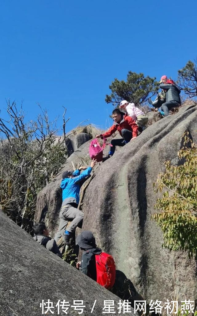 仙游石剑山，山顶一巨石形似利剑，有点霸气