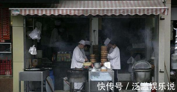 爷爷吃早餐丢四千元,早餐老板不认账,女孩一个办法老板原形毕露