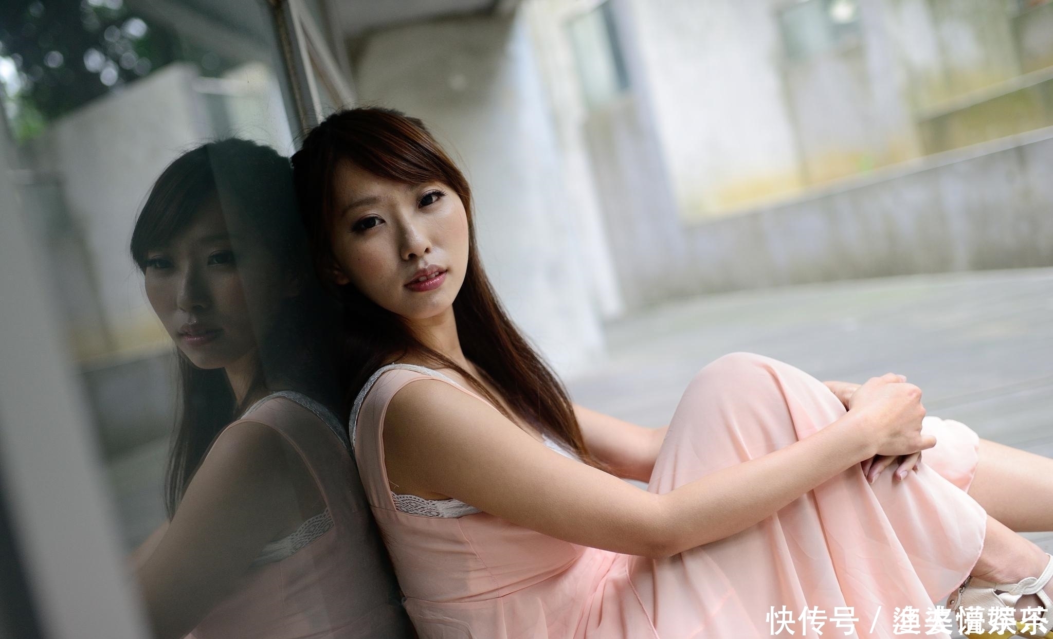 时尚穿搭推荐:时尚美女唯美写真,青春、靓丽,简直美爆了