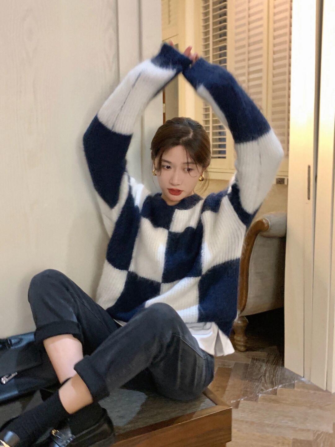 毛呢大衣|轻熟女性会穿“针织衫”更优雅,学会这几个搭配技巧,简约又洋气