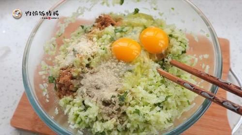 炸萝卜丸子时,多加这2样东西,丸子外酥里嫩不发硬,越嚼越香