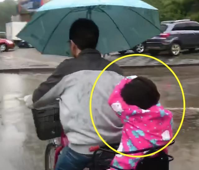 孩子|爸爸“挡雨”方式走红，看到照片后，网友：果真是最不靠谱的父亲