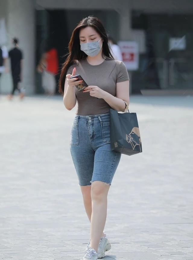 时尚精致的打底裤穿搭衬托优美的线条，时尚大方又舒适，简约大方