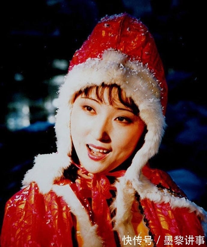 贾元春$黛玉死后穿了一件红色衣服,王熙凤见后大吃一惊,知道贾府要败了