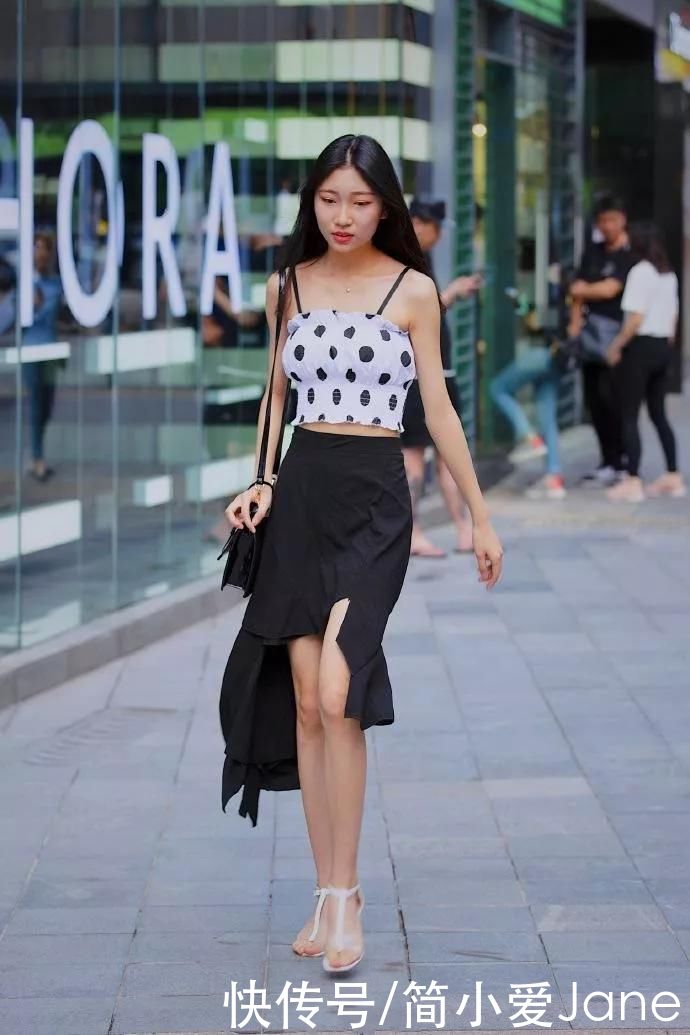 美女脚上一双高跟鞋不仅提升她的气质，还能够凸显出无限的魅力