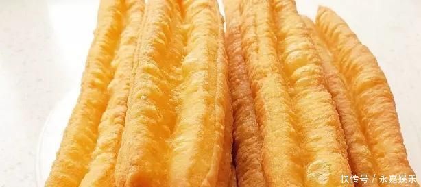 炸油条|炸油条用小苏打、食用碱全错!油条店老板教你正确做法,金黄酥脆