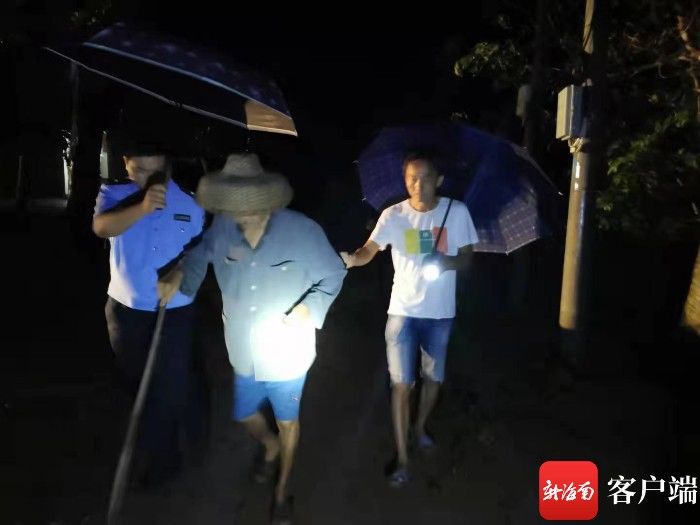 台风|台风来袭 文昌民警深夜转移老人离开土坯房