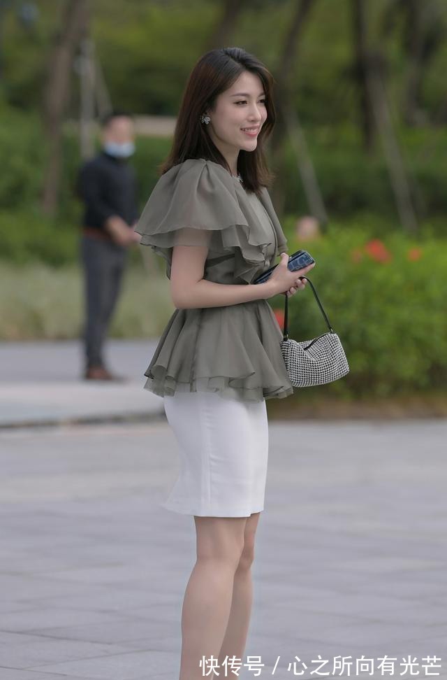 优雅 夏末初秋的职场通勤穿搭,褶皱花边上衣搭配白色半身裙,优雅大方