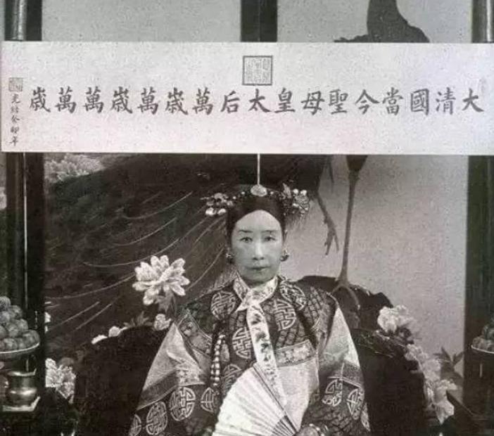 晚清|晚清太后慈禧照片和画像,晚年的慈禧美丽端庄,姿态优雅有气质!