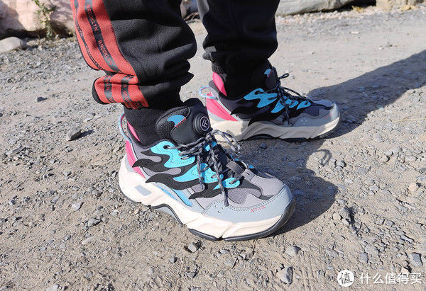 复古风 智趣测评 篇三百二十五:小米有品新上的老爹鞋测评,自带电加热,炫酷还保暖