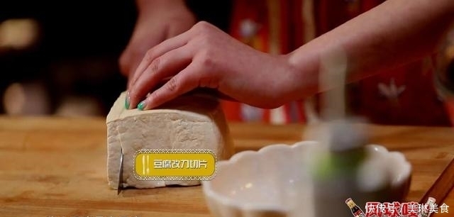 麻婆豆腐、炖豆腐通通靠边站,这样做豆腐才是最牛的!香!