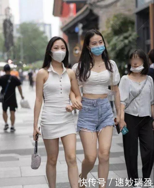 时尚|白色连衣裙姐妹花,与美相伴,时尚迷人