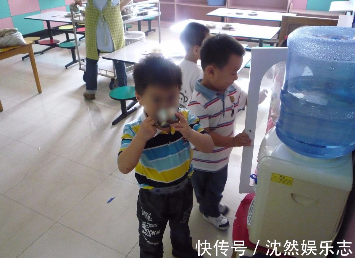 彤彤|3岁半孩子因喝水进医院，医生提醒三个时间段不要给孩子喝水