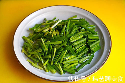 韭菜|冬天的韭菜，鸡蛋靠边站，和这菜炒，实惠又鲜香美味，快学做起来