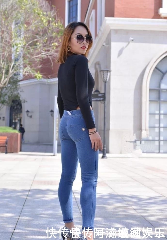 美女脚上搭配着一双气质的高跟凉鞋,能够凸显出她身上唯美的气息