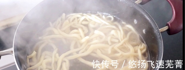 鸡蛋手擀面怎么做教你一招,面条爽滑筋道,吃着真过瘾!