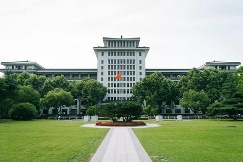 高校专业综合实力排名，清华跌至第二，川大第四，北大仅第九