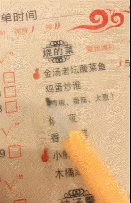 |搞笑GIF：都这时候了还看什么看 赶紧来救我啊，真装不下去了