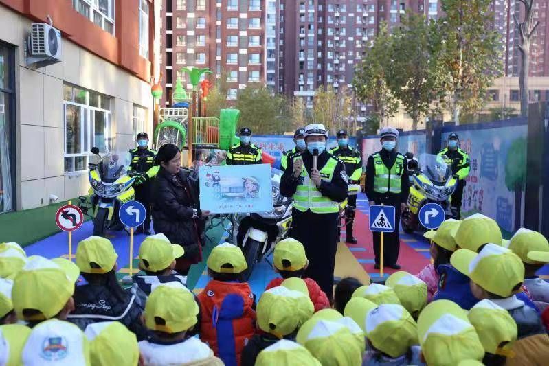 郭建华|互动讲解中宣传交通安全，聊城交警走进幼儿园与娃娃们面对面