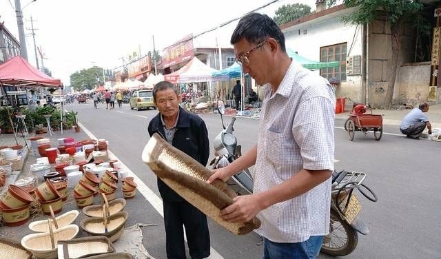 大集上老人卖多年不见的稀罕物,以前你家也有,75元一个值吗?