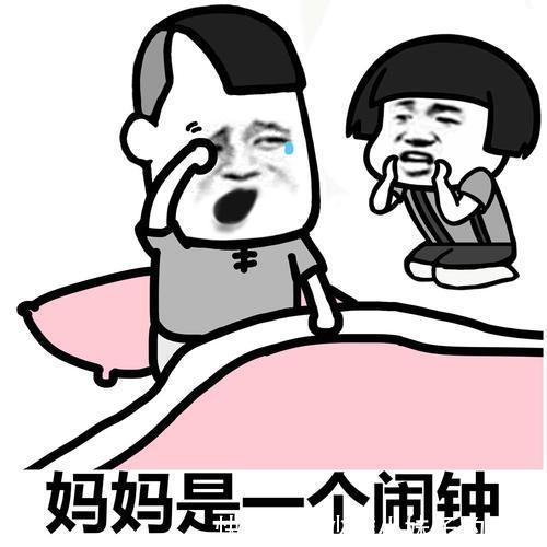 |幽默笑话:旅客在客房里打开电扇的时候,手被电了一下。