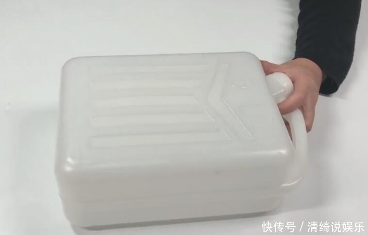 塑料桶|塑料桶这样剪一剪,用来收纳洗漱用品超实用,家家户户都用的到!