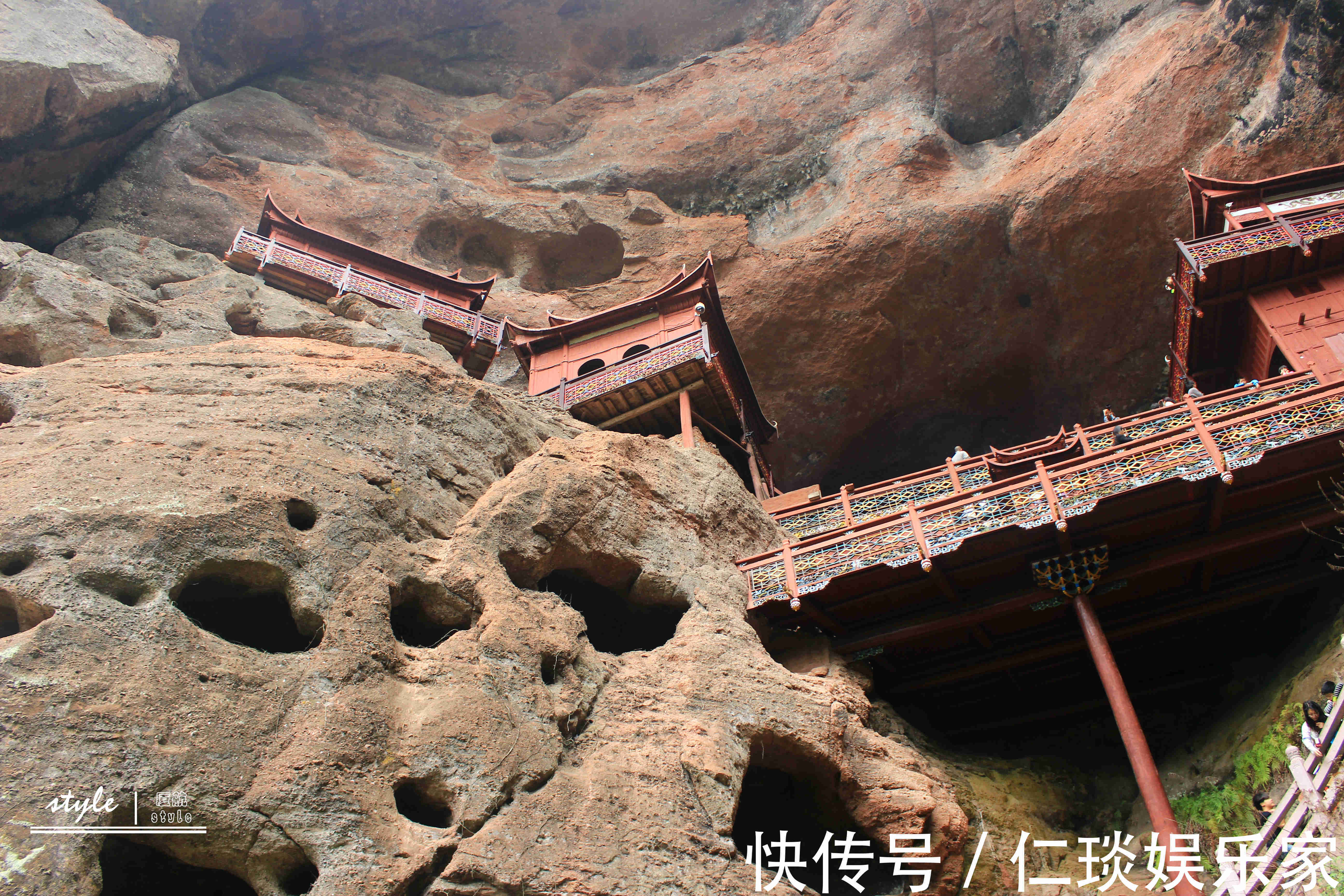 游客|中国最神奇的悬空寺庙，建在悬崖边上，游客络绎不绝，香火不断