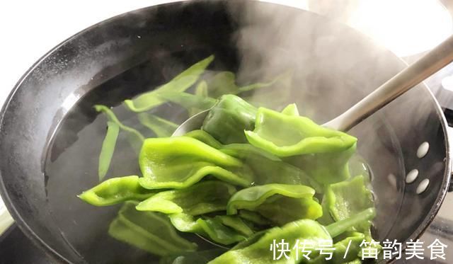包饺子|三伏天包饺子,韭菜芹菜靠边站,它1元1斤,鲜香多汁,全家都爱吃
