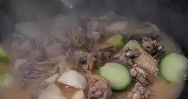 种植|邻居爷爷种“特殊”萝卜,剥皮生吃比梨甜,价格翻了10倍,真是怪