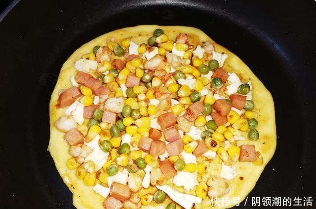 在家做披萨,平底锅就可以,馅多料足,儿子说比外面买的还好吃