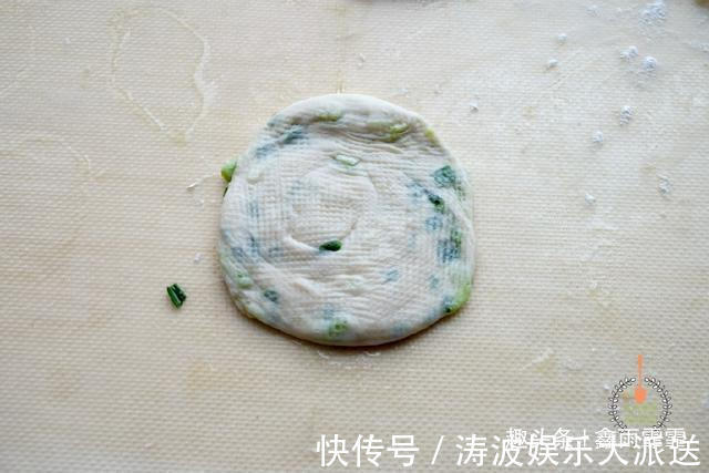 面团|葱油饼最好吃的做法，又香又软，一分钟一个，看看你喜欢吃不