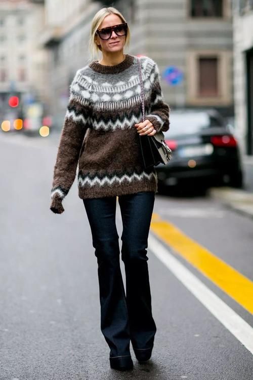 今年春天火了一种穿法，叫：“毛衣＋喇叭裤”，复古时髦有女人味