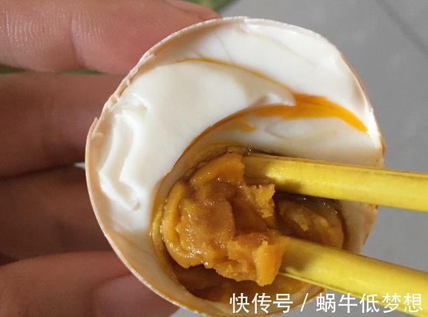 咸鸭蛋|鸡蛋这样腌，简单易做，新手也能一次搞定，个个鸡蛋都流油起沙