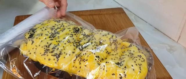 半斤红豆,1斤面粉,不用烤箱,教你做创意红豆包,比发糕还好吃