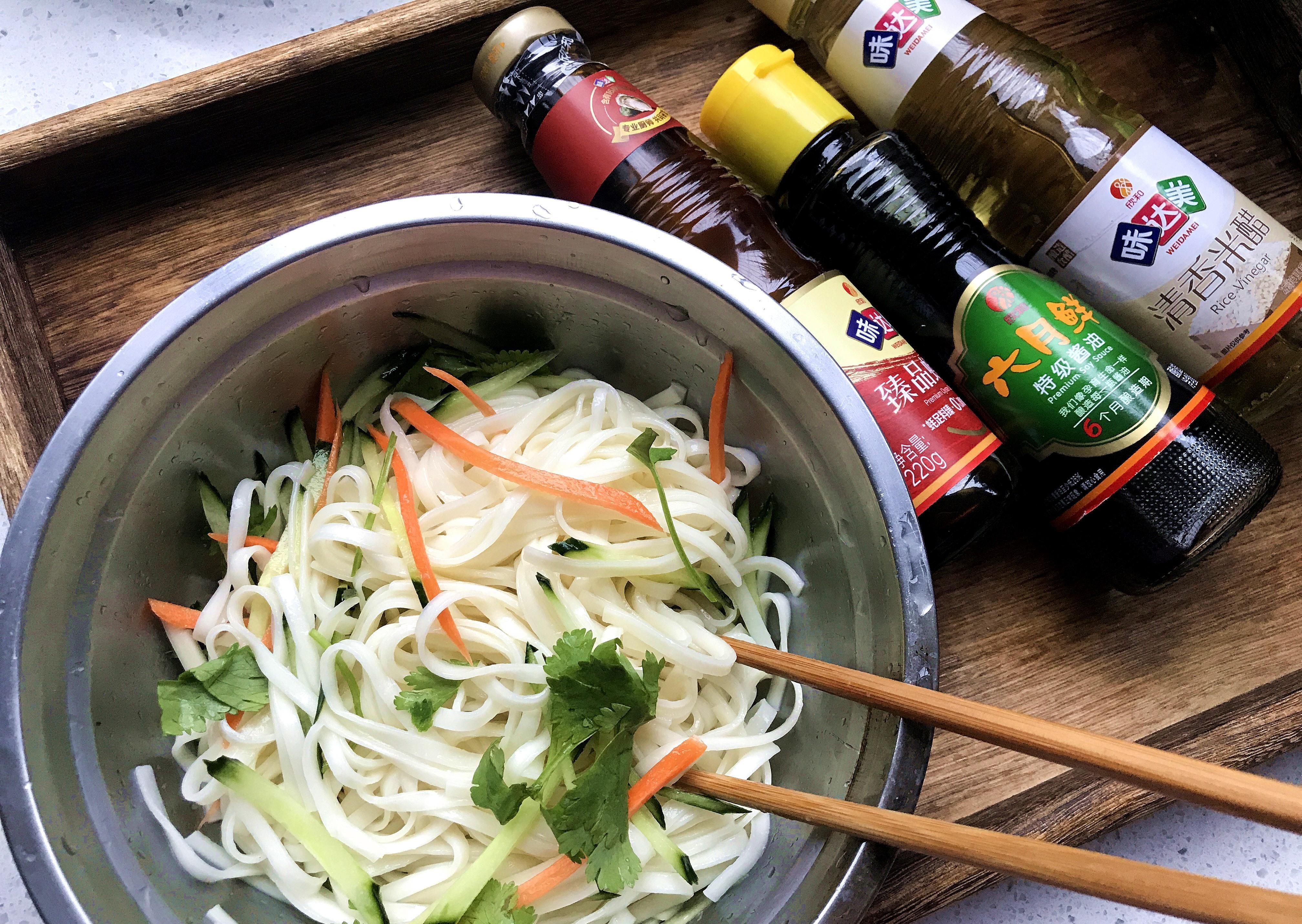 手擀面筋道|一碗面,做法简单滋味十足,几种调料拌一拌,吃着太过瘾了