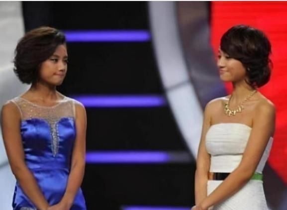 女主持伊一失误现场:穿少一件衣服上台,张国立硬是60分钟没斜眼