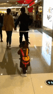 |搞笑GIF:只见过扫帚可以这样玩,没想到铁锹也可以