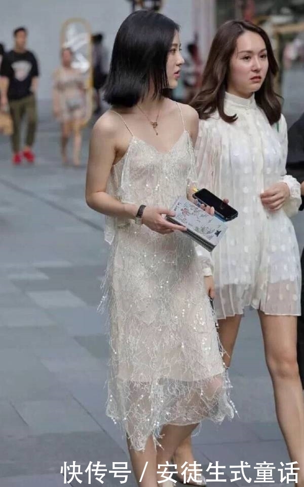 亮点|时尚街拍:短发美女穿薄纱吊带裙,有亮点不止一处!