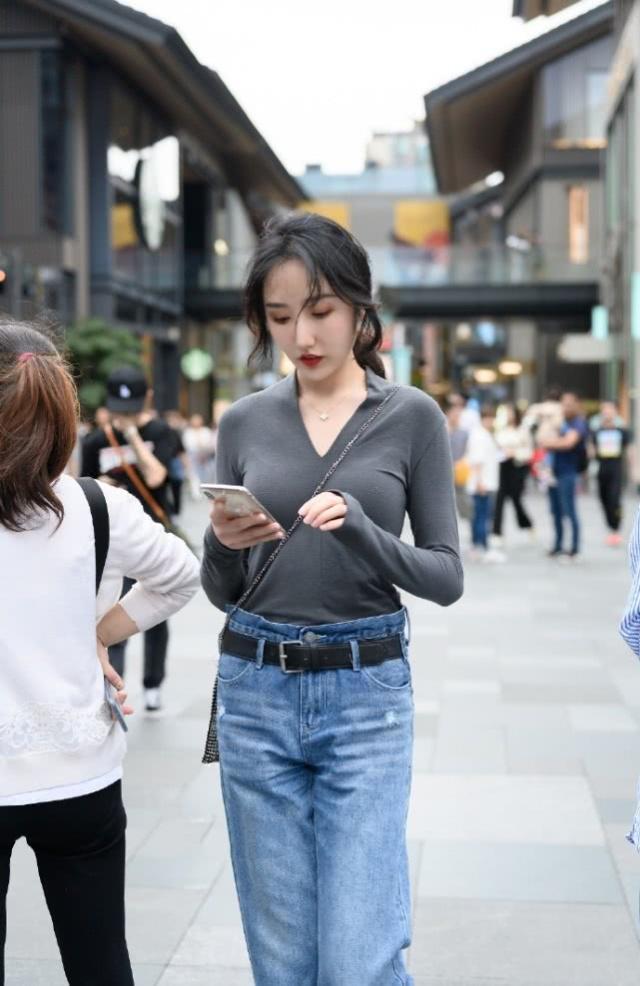 牛仔裤|街拍:美女牛仔热裤搭配针织背心,简单却不失时尚感