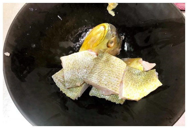 炸鱼时，有人用淀粉，有人用面粉，大厨都错了！这才是正确做法