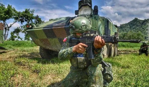 台湾|民调称近8成人愿上战场，李来希质问台年轻人：有赴死的决心吗？