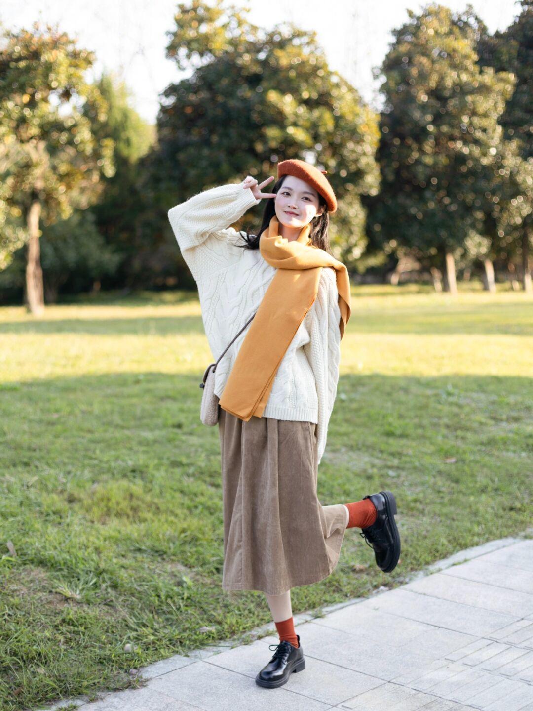 穿搭|冬天想要穿出甜美可爱风,少不了一件米白色毛衣的搭配,搭配卡其色半身裙,更加温柔!