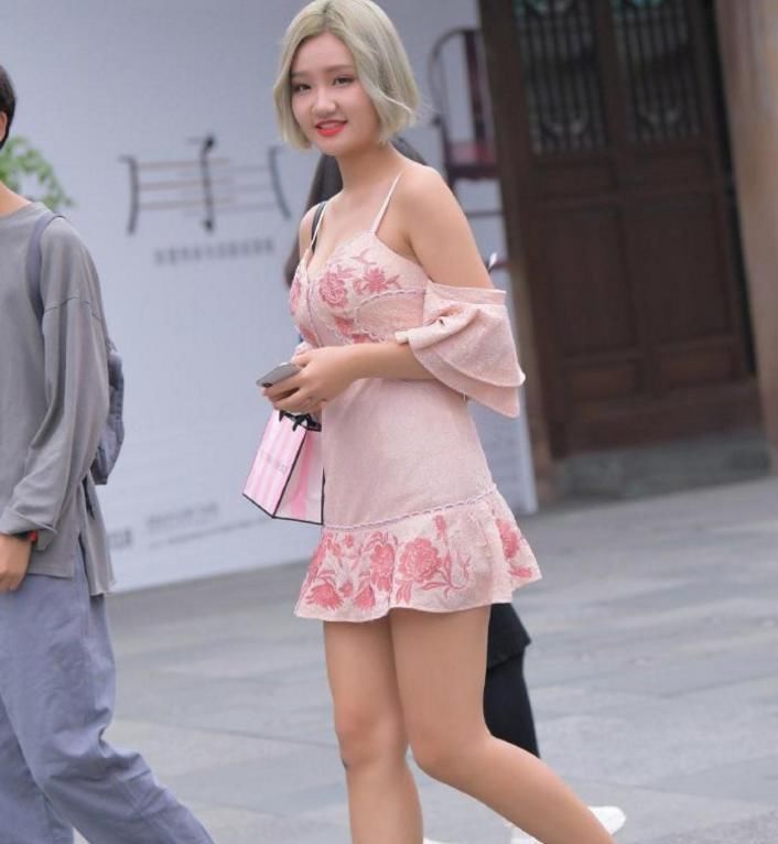 穿搭|街拍光鲜亮丽的小姐姐，一套吊带短裙的穿搭，尽显魅力十足