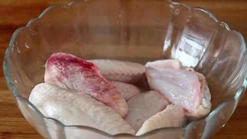 鸡翅超好吃的做法，不油炸不用烤，皮焦肉嫩，孩子天天吵着吃